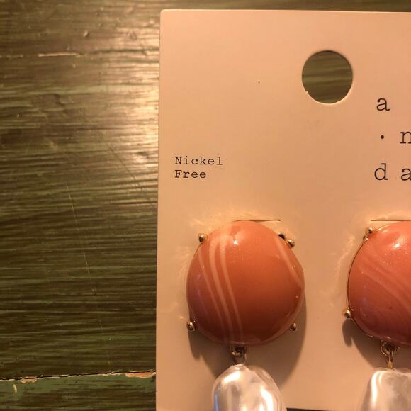 A New Day NWT Peach/Pink and Pearl Gold Drop/Dangle Earrings - Picture 3 of 4